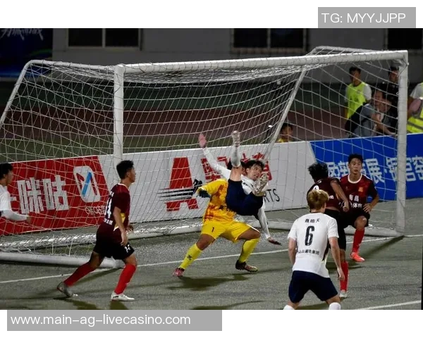 天下足球解说员的魅力与挑战:如何在赛场上传递激情与专业 天下足球解说员的魅力与挑战:如何在赛场上传递激情与专业