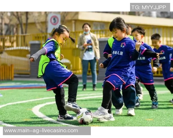 踢足球的乐趣与技巧探索从准备到比赛的完整过程分享