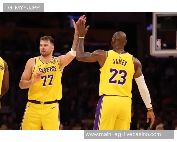 尼克斯与湖人精彩对决全场录像回放及赛后分析分享